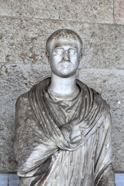 Romalı genç adam heykeli