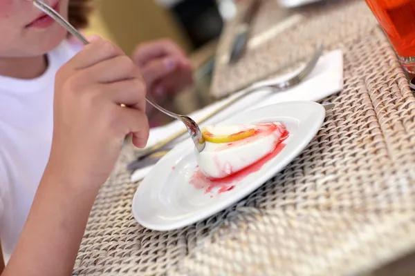 Girl has pudding — Stock Photo, Image