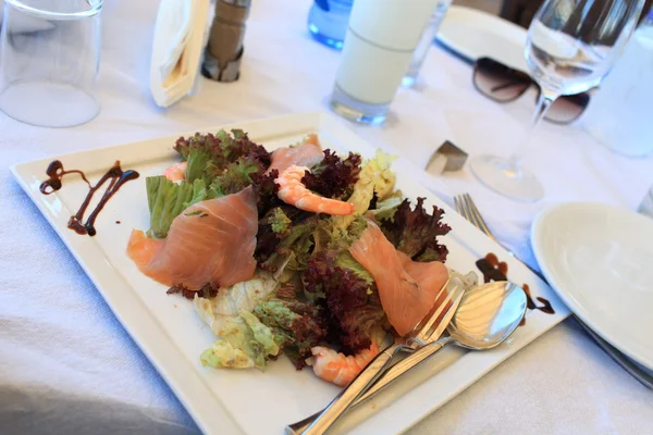 Salada com camarões e salmão — Fotografia de Stock