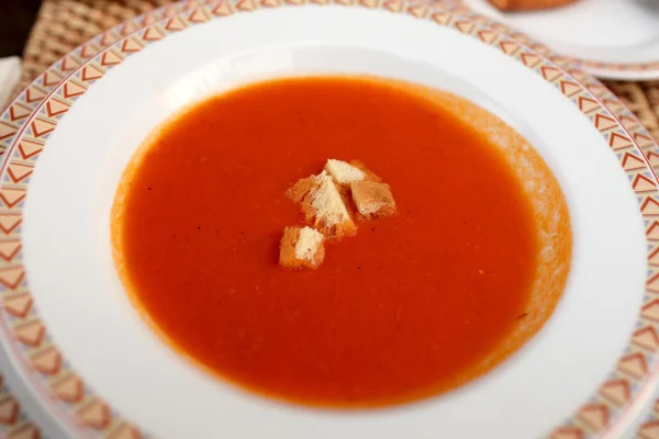 Gazpacho-Suppe mit Crackern — Stockfoto