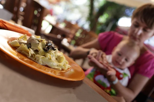 Familie in restaurant — Stockfoto