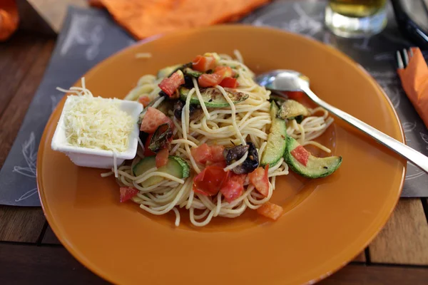 Spaghetti med grillade grönsaker — Stockfoto