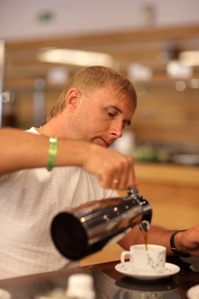 Man pouring coffee — Stock Photo, Image