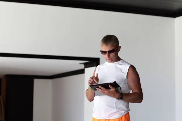 Man with tablet PC — Stock Photo, Image