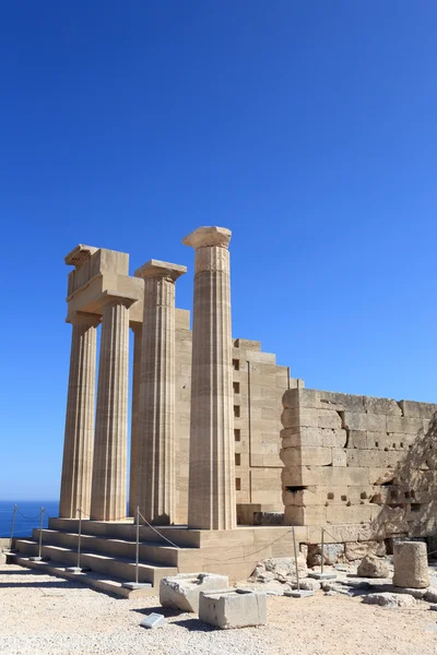 Pijlers van de Dorische tempel van athena lindia — Stockfoto