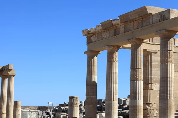 Kant van de propylaea van de Akropolis lindos — Stockfoto