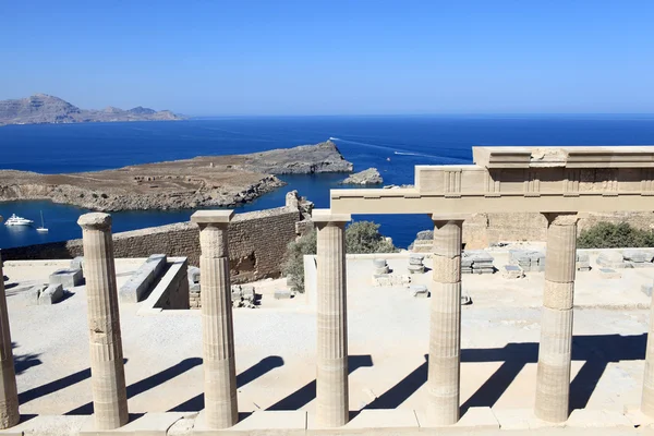 Uitzicht over de propylaea van de Akropolis lindos — Stockfoto