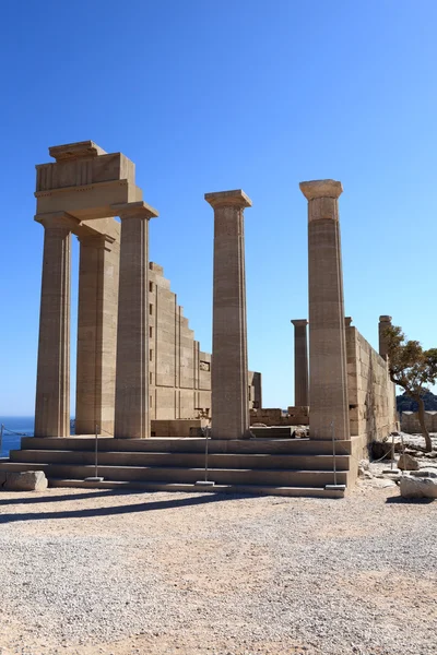 Gevel van de Dorische tempel van athena lindia — Stockfoto