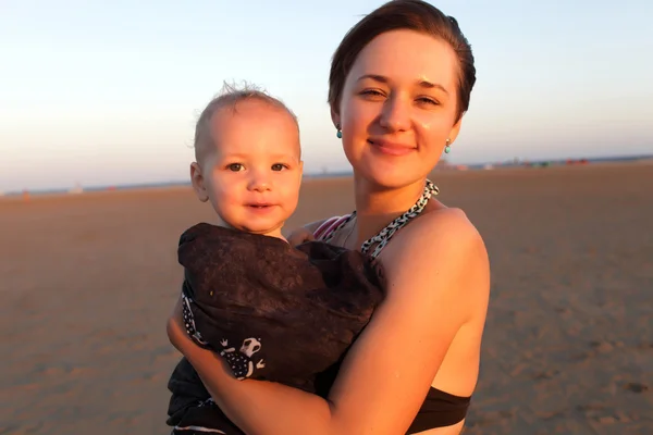 Porträtt av familj på prasonisi beach — Stockfoto