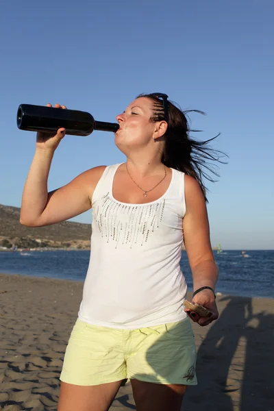 Donna beve vino dalla bottiglia — Foto Stock