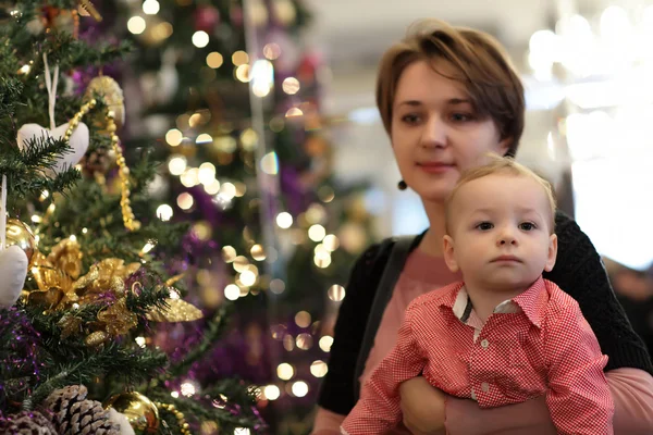 Família posando pela árvore de Natal — Fotografia de Stock