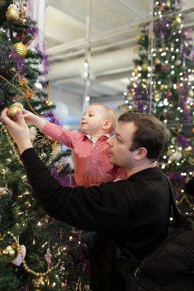 aile yılbaşı ağacı dokunmadan