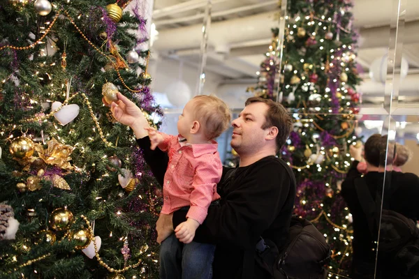 Pai com bebê pela árvore de Natal — Fotografia de Stock