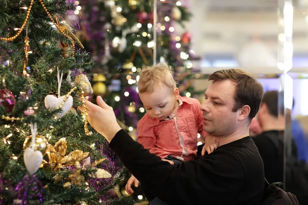 Vater und Sohn verbringen Zeit am Weihnachtsbaum — Stockfoto