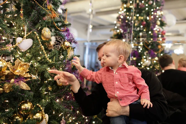 Padre con bebé cerca del árbol de Navidad — Foto de Stock