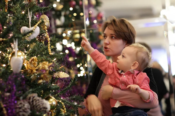 Moeder en baby met kerstboom — Stockfoto