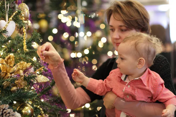 Family dressing Christmas tree — Stock Photo, Image