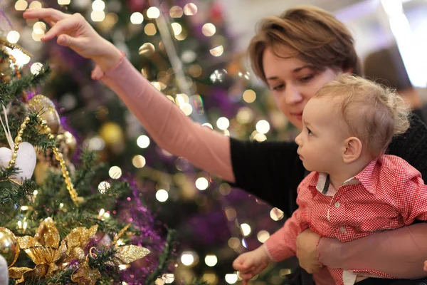 Passez du temps en famille par arbre de Noël — Photo