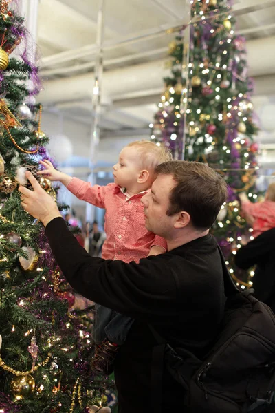 Padre con hijo por árbol de Navidad — Foto de Stock