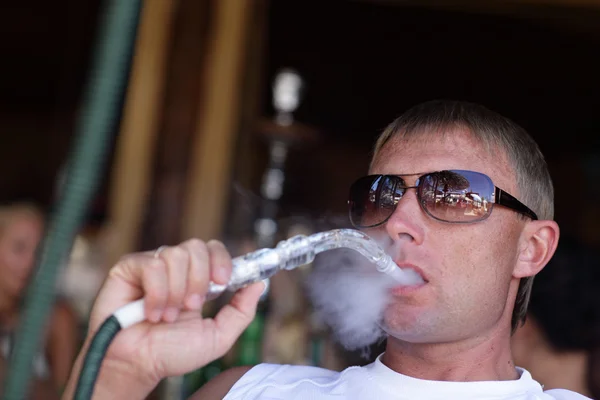 Homem fumando nargila — Fotografia de Stock