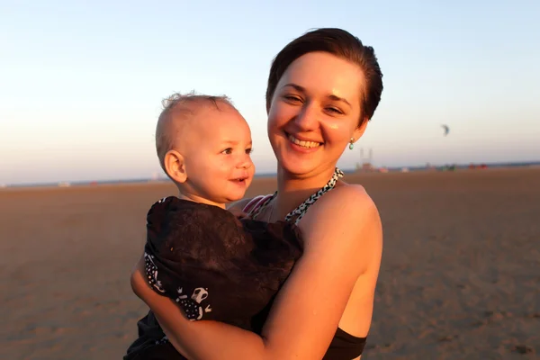 母亲与婴儿普拉索尼西岛海滩上 — 图库照片