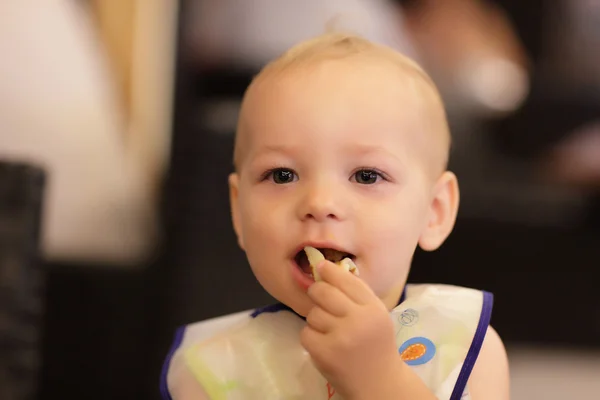 Bebê comendo no restaurante — Fotografia de Stock