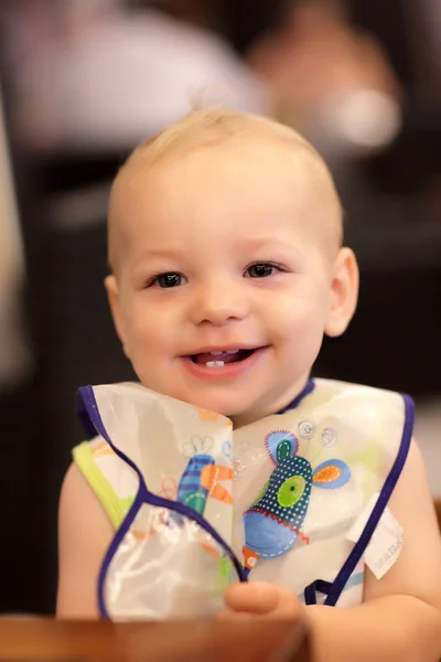 Glückliches Baby im Restaurant — Stockfoto