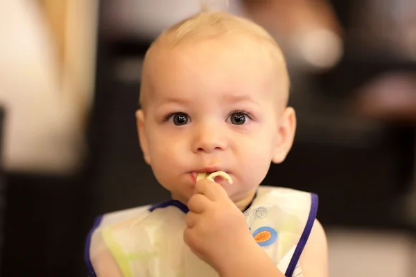 Pensando bebê comer — Fotografia de Stock