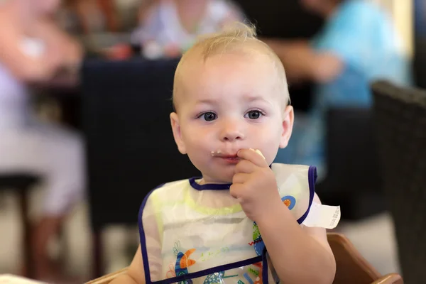 Bambino che morde banana — Foto Stock