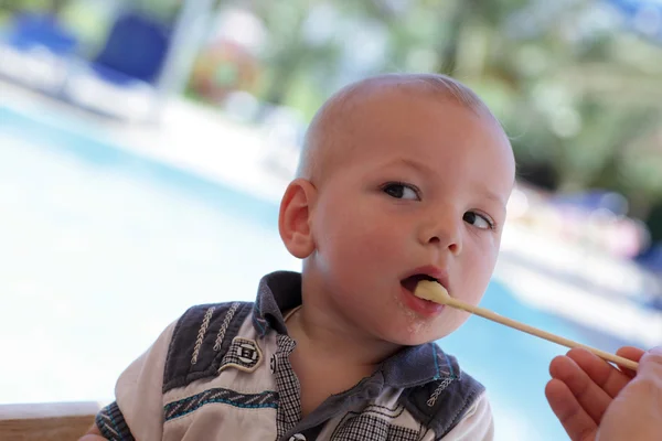 Μωρό τρώει pap — Φωτογραφία Αρχείου