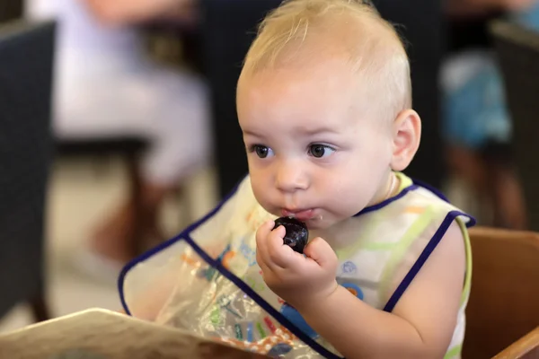 Bébé avec prune — Photo