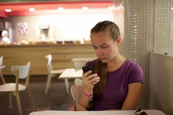 Mädchen liest E-Mail per Telefon — Stockfoto