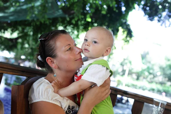 Mãe abraçando seu bebê — Fotografia de Stock