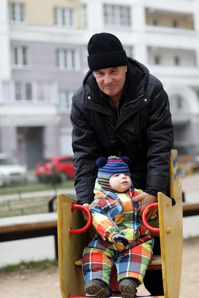 Дедушка с ребенком — стоковое фото