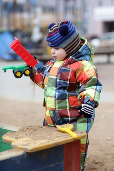 Toddler bermain dengan mobil mainan — Stok Foto