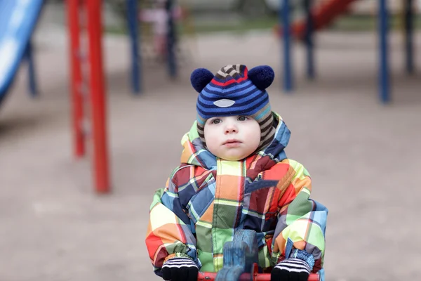 Тоддлер на детской площадке — стоковое фото