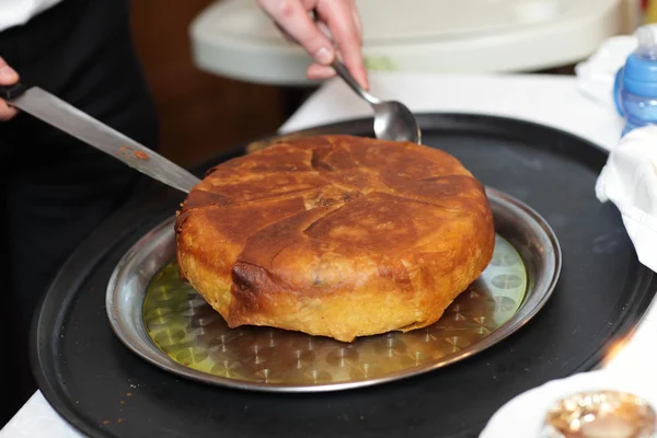 Chef-kok snijden khan pilaf — Stockfoto