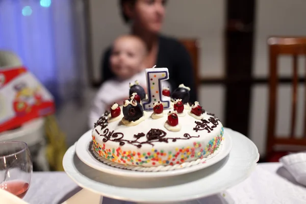 Bir plaka üzerinde doğum günü pastası — Stok fotoğraf