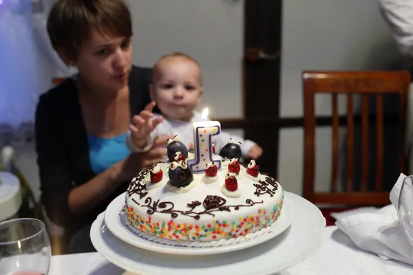 Мать с ребенком празднует день рождения — стоковое фото