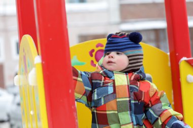 yürümeye başlayan çocuk parkında oynayan