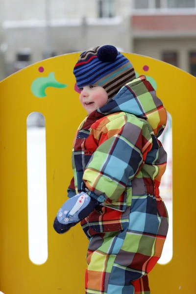 Portrait de tout-petit à l'aire de jeux — Photo