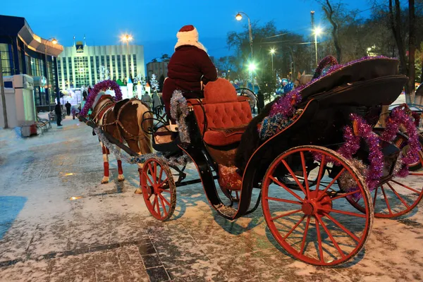 Weihnachtsmann auf einer Pferdekutsche — Stockfoto
