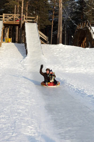 家庭在雪橇上很开心 — 图库照片