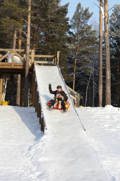 Family sledding down the hill — Stock Photo, Image