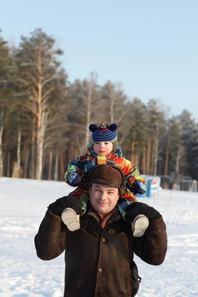 Bir babanın omuzlar üzerinde yürümeye başlayan çocuk — Stok fotoğraf
