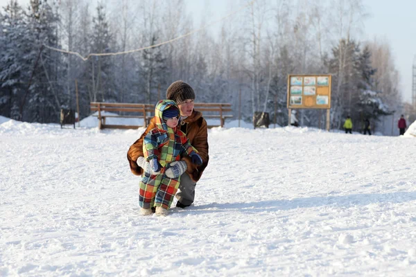 雪の彼女の息子を持つ母 — ストック写真