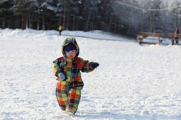 Toddler walking in winter park — Stock Photo, Image