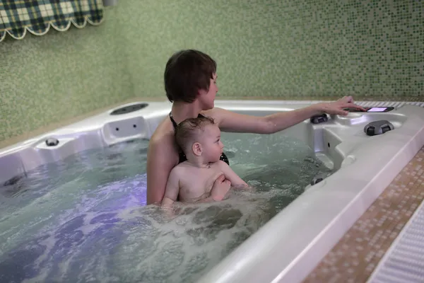 Mulher ajustando jacuzzi — Fotografia de Stock