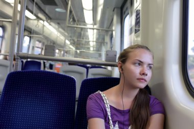 Tren dalgın kız