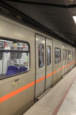 Metro treninin tarafında